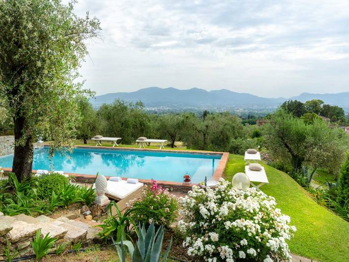 Agriturismo per 14 persone, con giardino e piscina, adatto a famiglie con bambini in Capannori