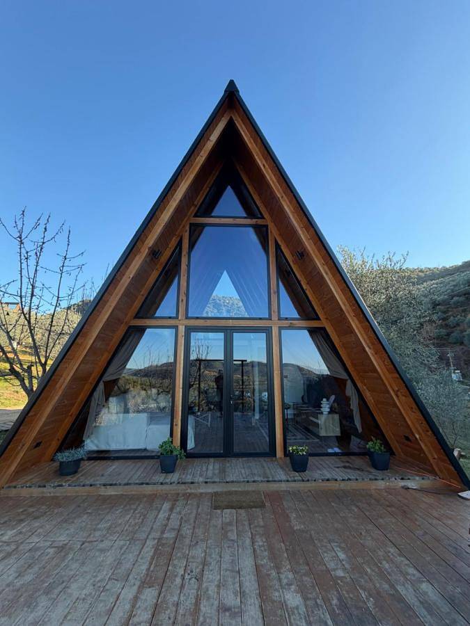 Camping para 5 personas, con vistas al lago y jardín además de terraza y vistas, Se admiten mascotas en Albania