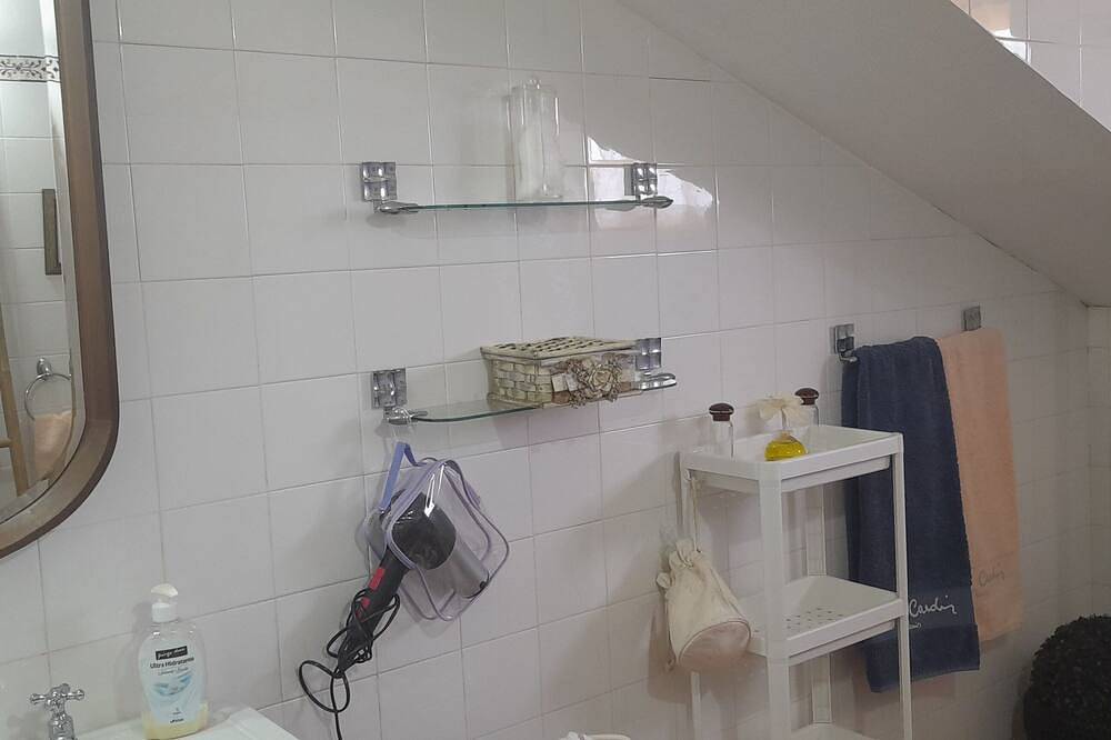 Cozy Yellow House 10m from the beach in Esmoriz, Aveiro Distrikt