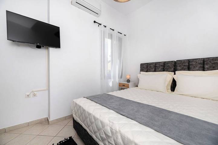 Gabriel Haus am Strand https: // youtu. be / w9WYxgJazl8 in Monolithos, Santorin