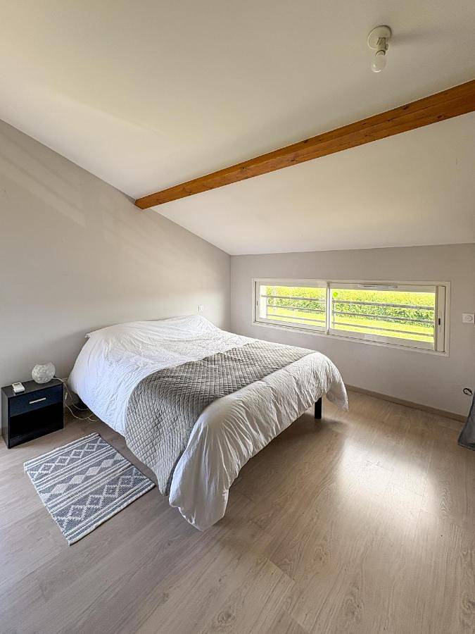 Maison d’hôte pour 3 personnes, avec Balcon et Terrasse ainsi que Jardin et Piscine