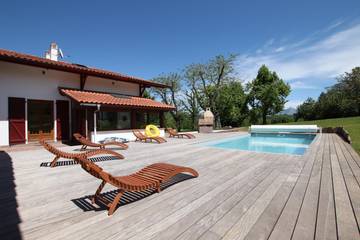 Gîte pour 14 personnes, avec terrasse ainsi que piscine et jardin à Ascarat