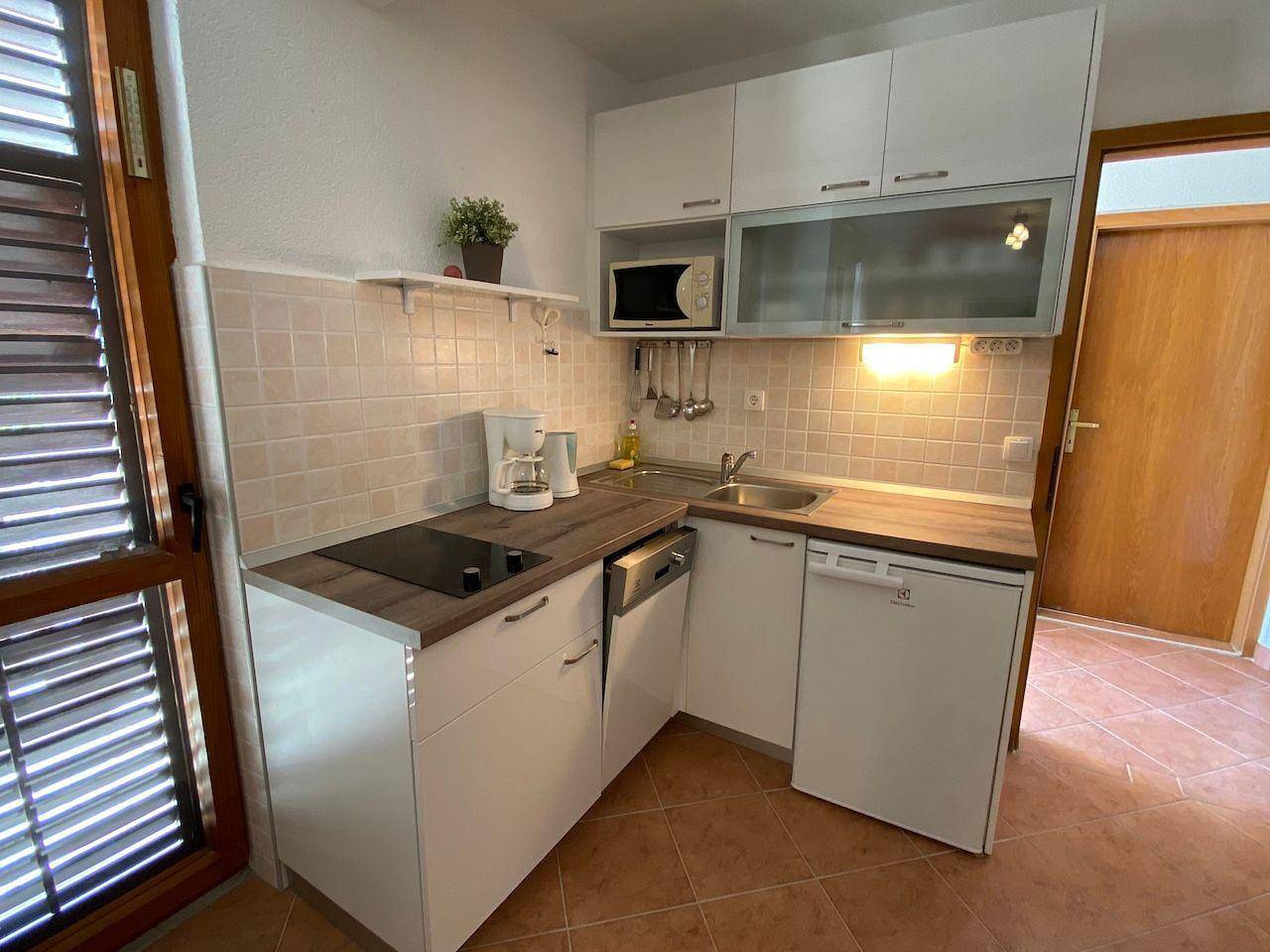 Geheel vakantieappartement, Air-conditioned apartment close to the beach in Baška Voda, Makarska Riviera