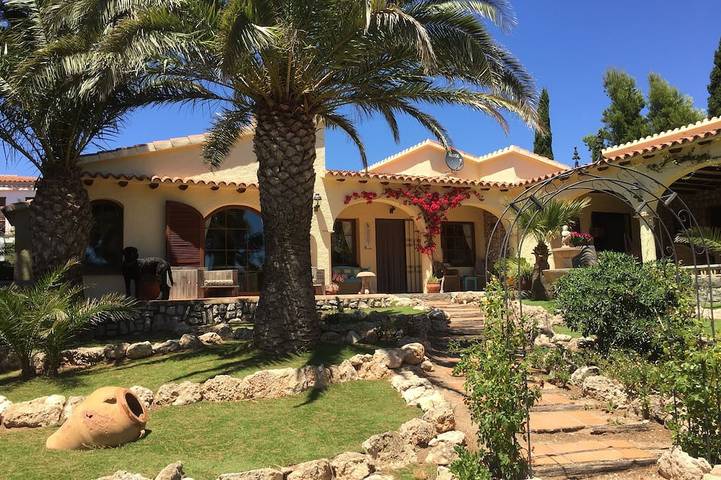 Villa für 8 Personen, mit Terrasse und Whirlpool sowie Garten an der Costa Dorada