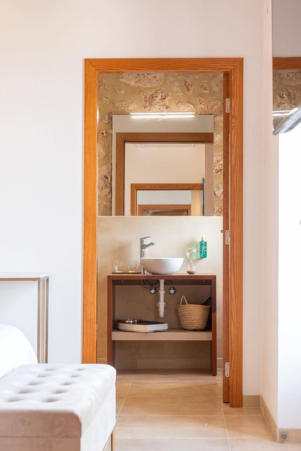 Cas Català - Suite Vp - Beautiful room in a boutique hotel with views of the shared pool and free Wi-Fi in Sineu, Interior de Mallorca