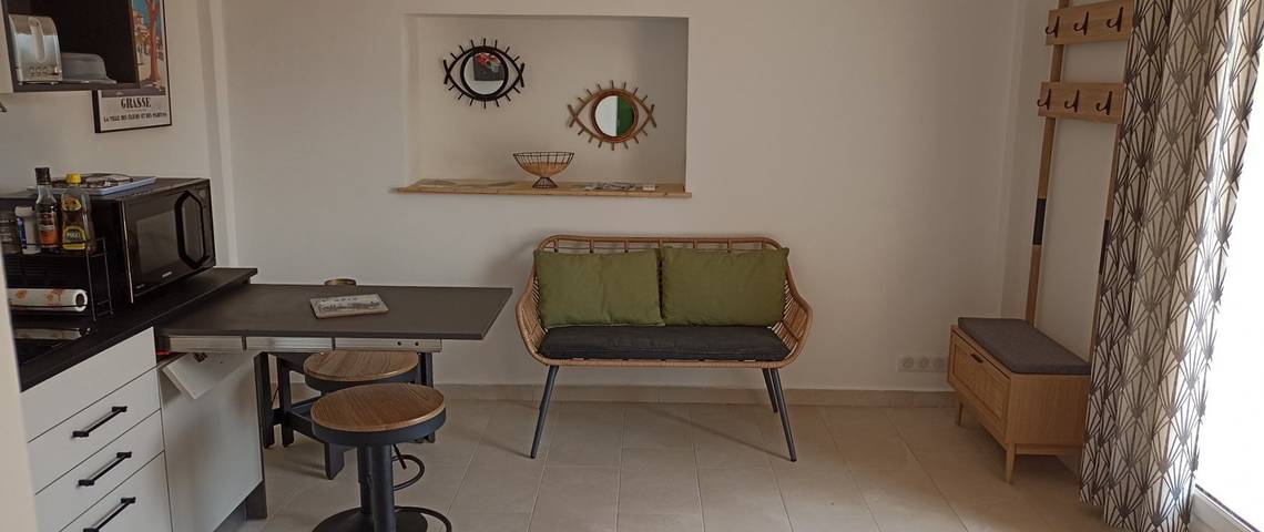 Gîte pour 2 personnes, avec terrasse ainsi que jardin et piscine à Grasse - 4