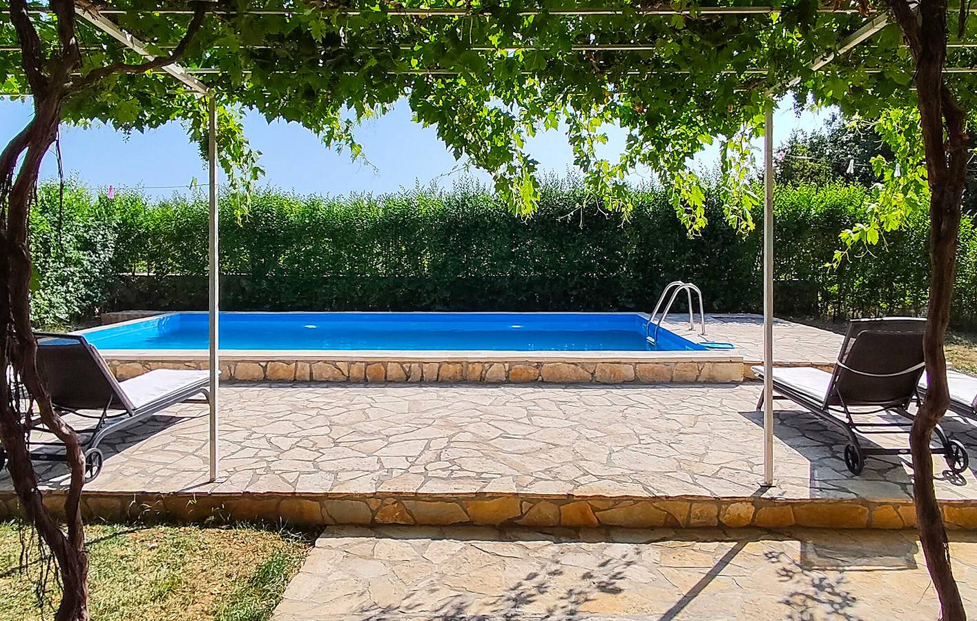 Reizende 1-Zimmer-Ferienwohnung mit Pool, Terrasse und WLAN in Grad Benkovac, Zadar