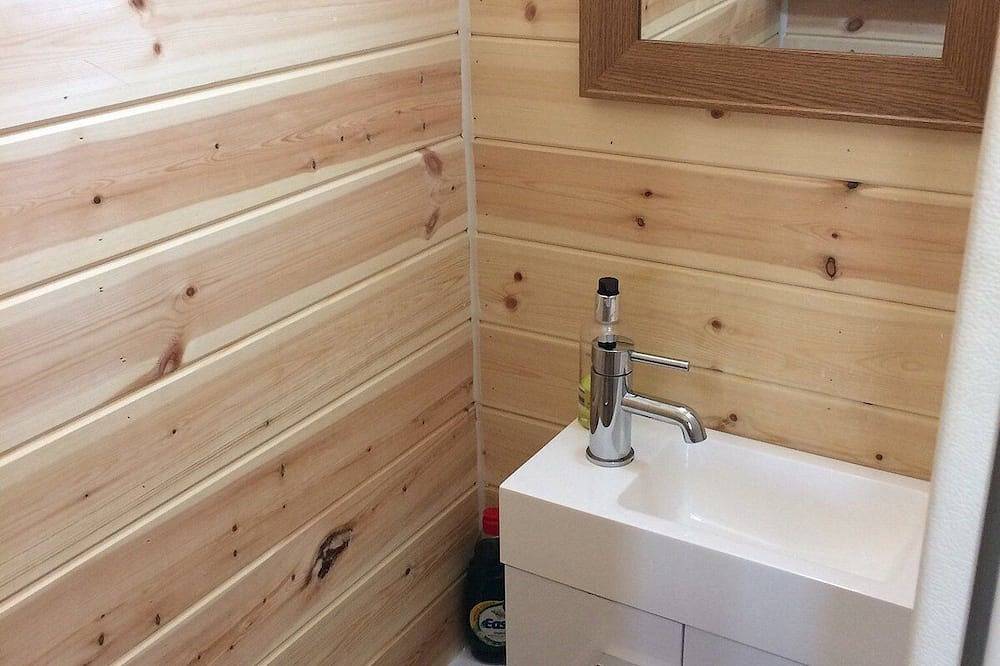 Coastal Retreat Pod with Bathroom in Isle of Anglesey