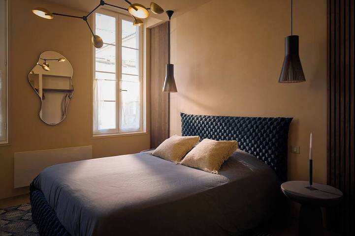 Entire apartment, Atypical suite with private jacuzzi - downtown Cognac in Cognac, Charente