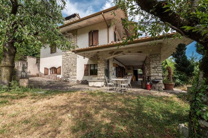 Casa Vacanze Valerio. Vista Montagna, Wi-Fi, Terrazza & Giardino in Gargnano, Prealpi Gardesane