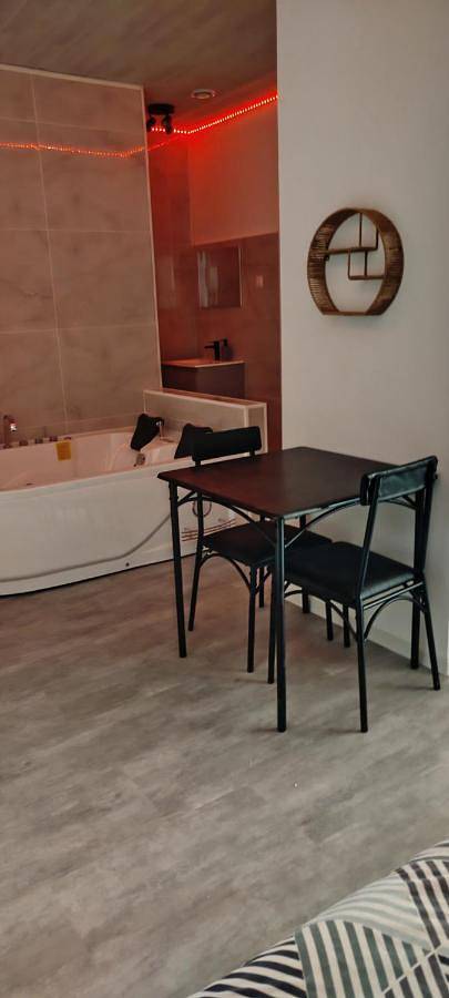 Gîte pour 2 personnes, avec Balcon ainsi que Jacuzzi et Terrasse à Uzer - 4