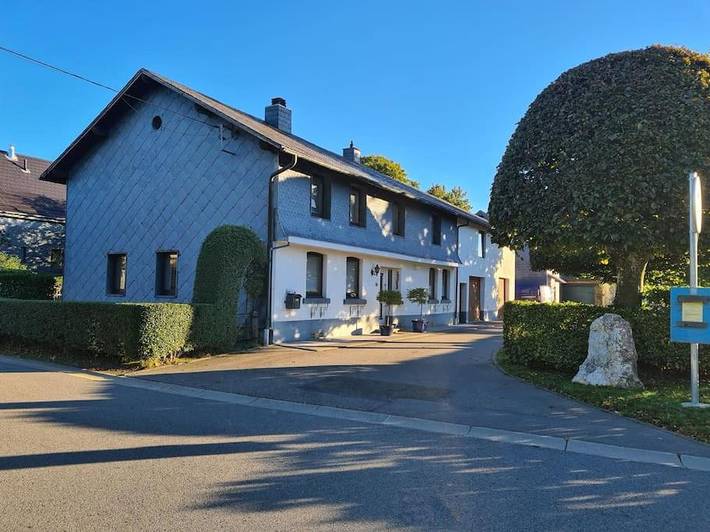Location de vacances pour 8 personnes, avec jacuzzi et sauna ainsi que jardin et piscine à Butgenbach