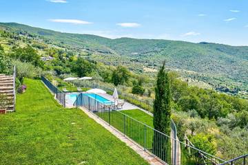 Villa for 10 Guests in Cortona, Arezzo Province, Picture 1