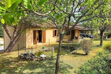 Gîte pour 6 personnes, avec jardin à Payrignac