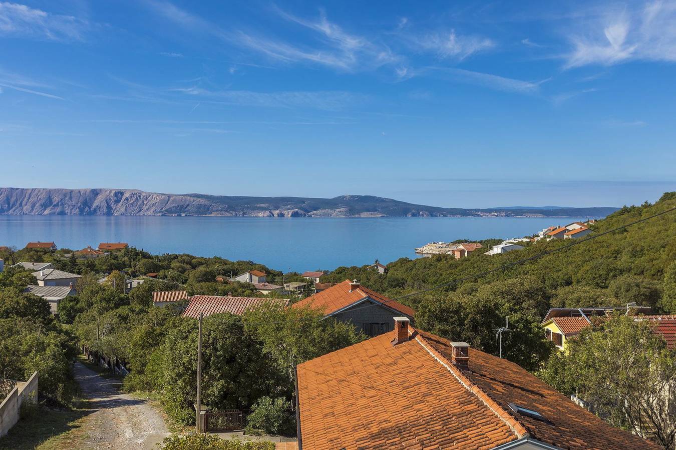 Ganze Wohnung, Mediterranes Apartment nur 470 Meter zum Strand mit Meerblick, Babybett, Grill in Povile, Primorje-Gorski Kotar