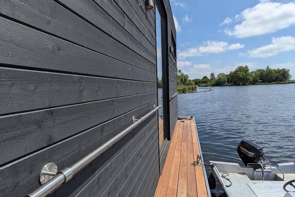 Boutique Houseboat Stay – Romantic Getaway for Two in Monnickendam, Markermeer