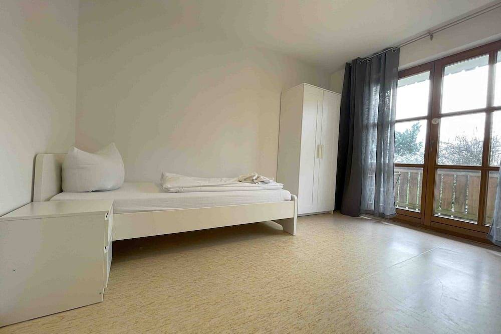 Ganze Wohnung, (Sta1115) gut geschnittene Monteurwohnung mit Balkon in Stamsried, Ostbayern