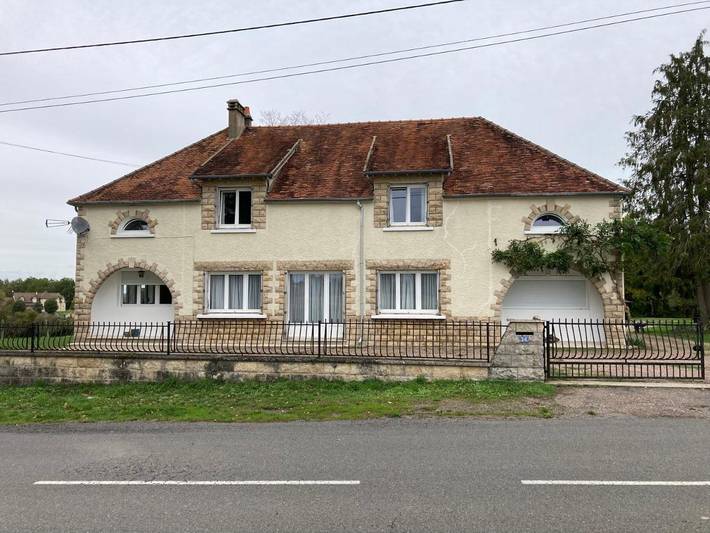 Gîte pour 6 personnes, avec vue ainsi que vue sur le lac et jardin à Herry