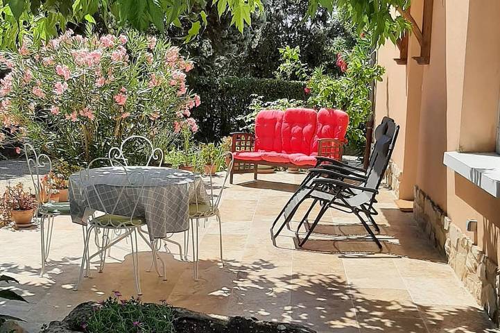 Gîte pour 2 personnes, avec jardin et terrasse, animaux acceptés à Mormoiron