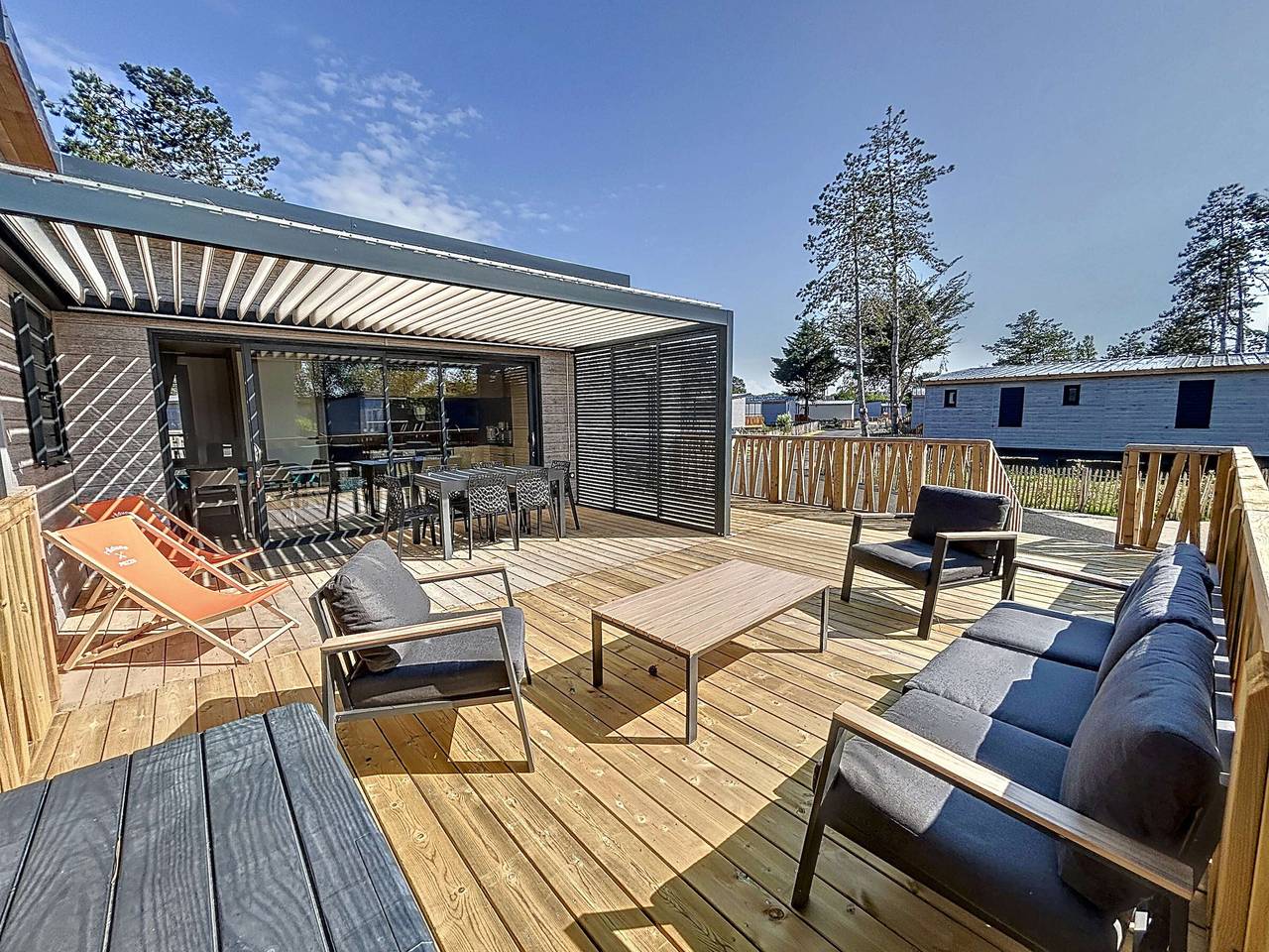 Chalet de standing 6 pers - Piscine chauffée - Proche plage - Wifi - Parking - Terrasse privée in Jullouville, Côte de la Déroute