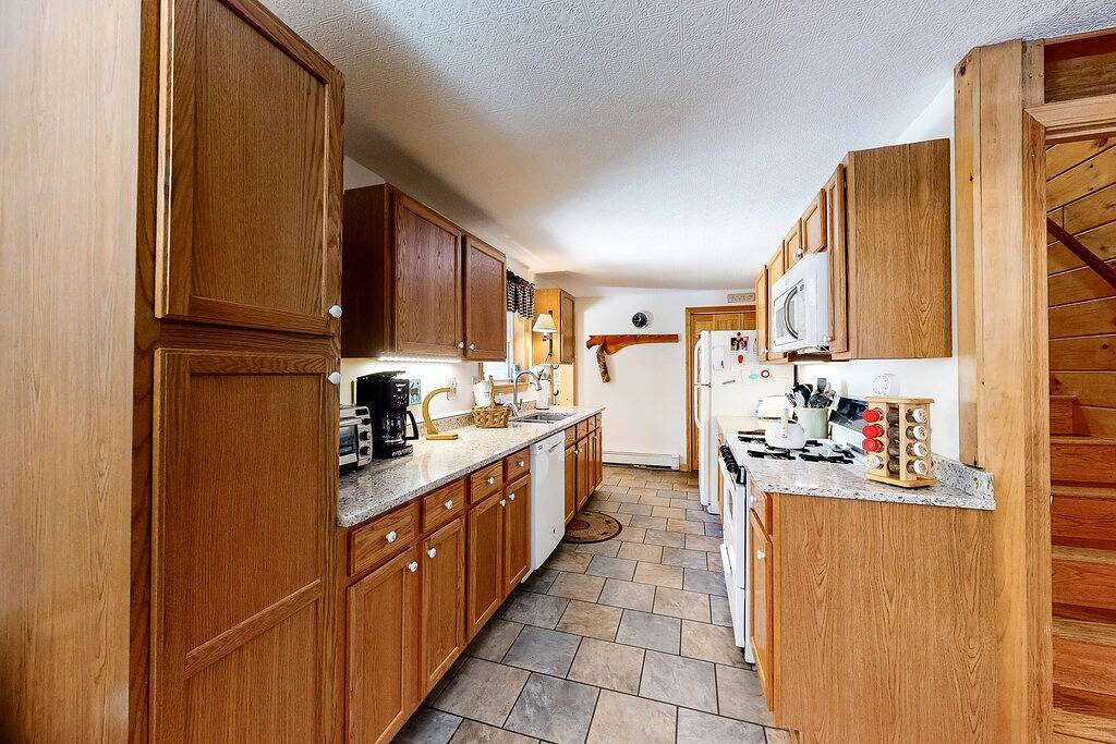 Kabine am See mit Dock, Feuerstelle im Freien, kostenloses Wlan in der Nähe der Stadt - Hunde Ok! in Moosehead Lake