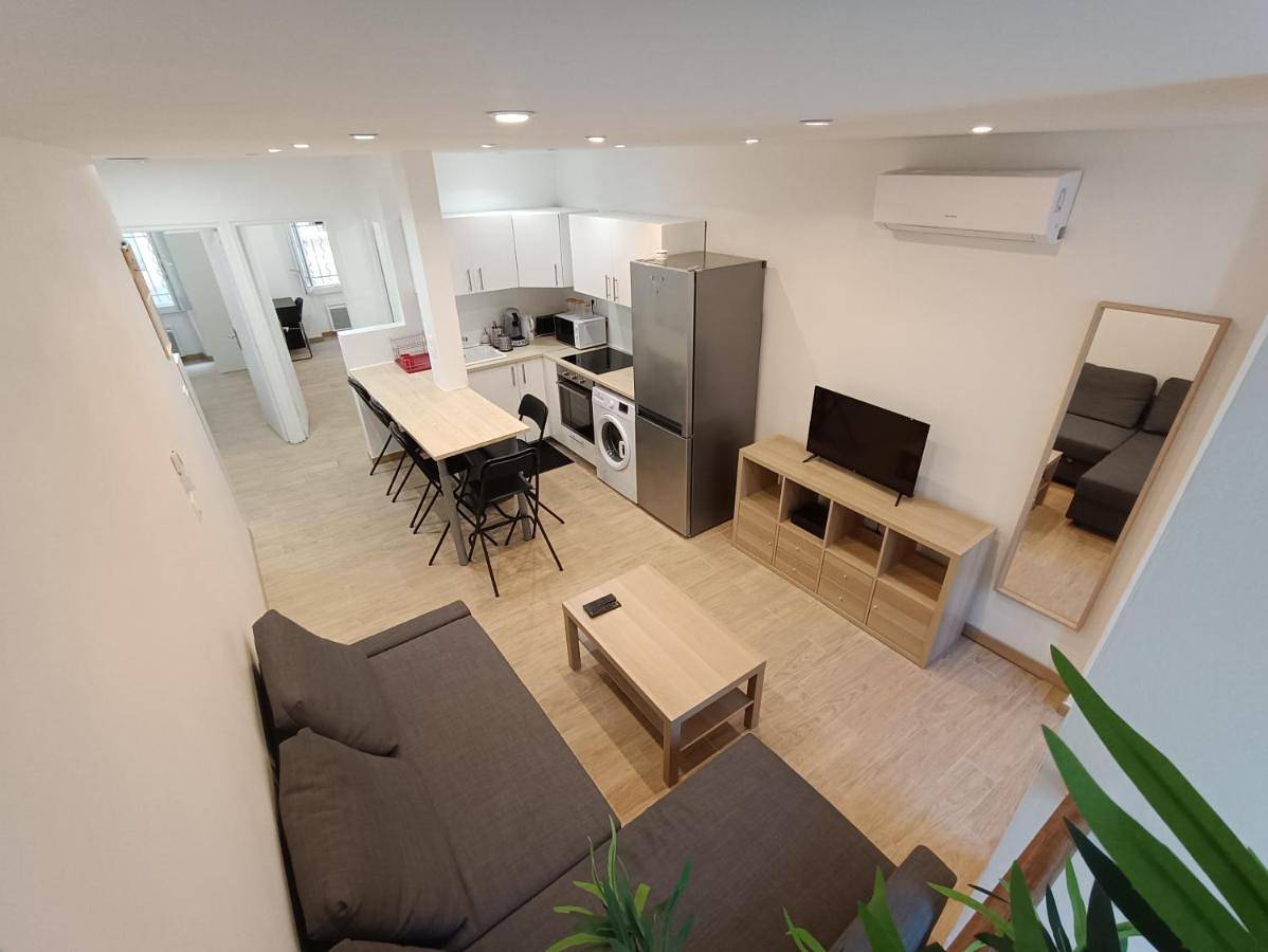 Appartement entier, T3 rénové avec cour, Intra Muros Avignon in Avignon, Vaucluse