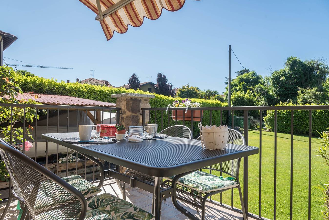 Appartement entier, Appartement Tina's Yellow Home avec vue sur les montagnes, connexion Wi-Fi, terrasse et jardin in Arolo (Leggiuno), Commune de Leggiuno