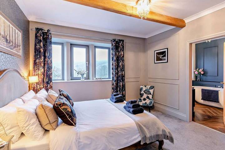 6 Bed in Huddersfield in Westliches Yorkshire