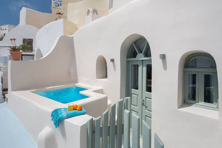 Villa for 4 people, with hot tub and pool as well as balcony in Oia
