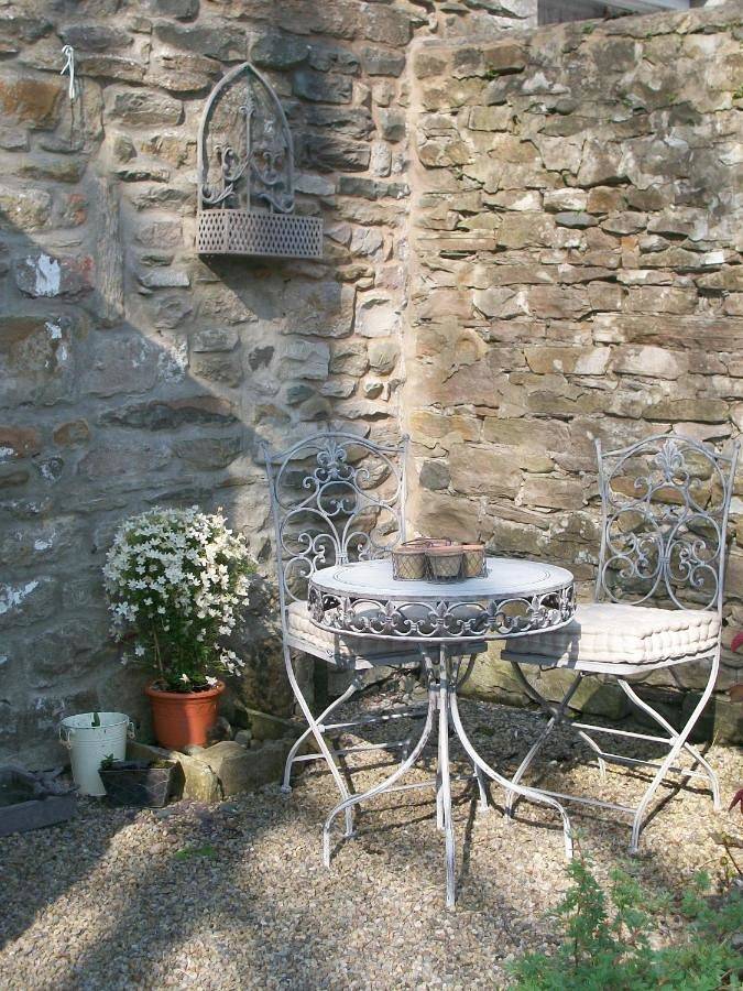 Chapel Cottage Set in a private courtyard in central location with 2 parking spaces in Kirkby Lonsdale, Yorkshire Dales National Park