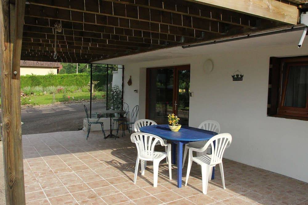 Gîte paisible en forêt avec terrasse, 4 personnes in La Bourgonce, Saint-Dié-des-Vosges