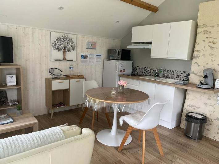 Location de vacances pour 2 personnes, avec terrasse ainsi que vue et jardin dans Courgains - 3