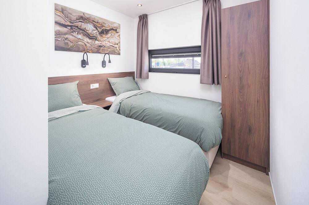 Luxus und Platz für 6 Personen: Diese Villa bietet drei Schlafzimmer, zwei Badezimmer und eine sonnige Dachterrasse zum Entspannen. in Workum, Ijsselmeer