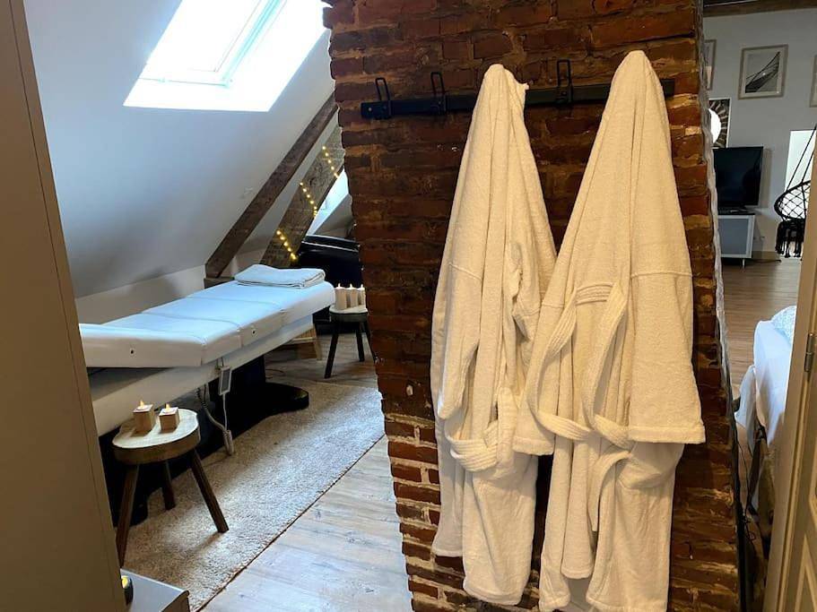 Appartement entier, Loft Romantique - Balnéo - Billard - Massage in Verton, Région de Montreuil