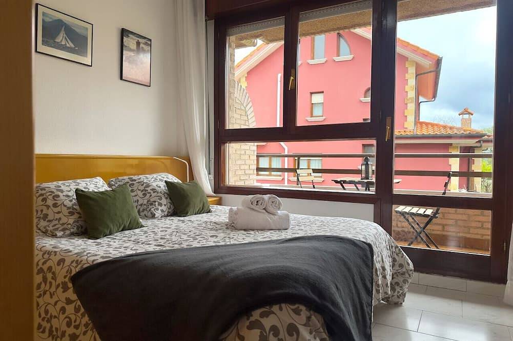 Entire apartment, Beachfront with private garden La Galerna 17000 in Santoña, Cantabrian Coast