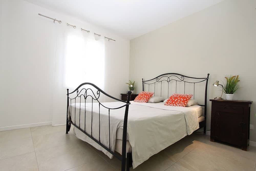 Air conditioned villa with heated pool on edge of Provencal village. in Éguilles, Aix-en-Provence region