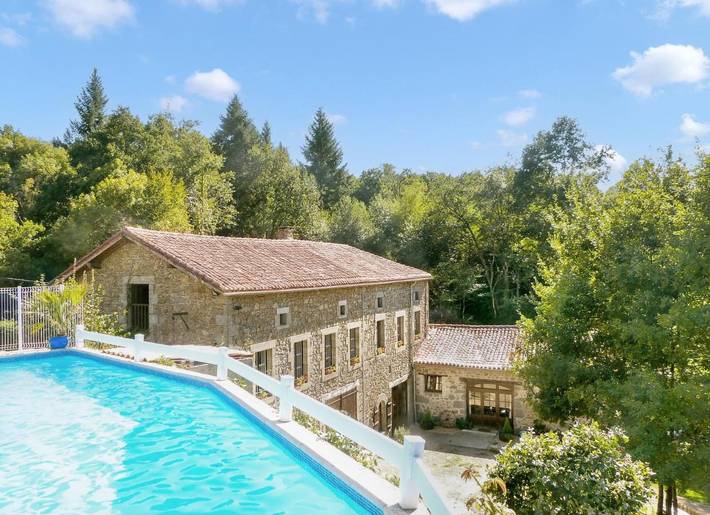 Location de vacances pour 6 personnes, avec piscine ainsi que vue et jardin, adapté aux familles à Busserolles