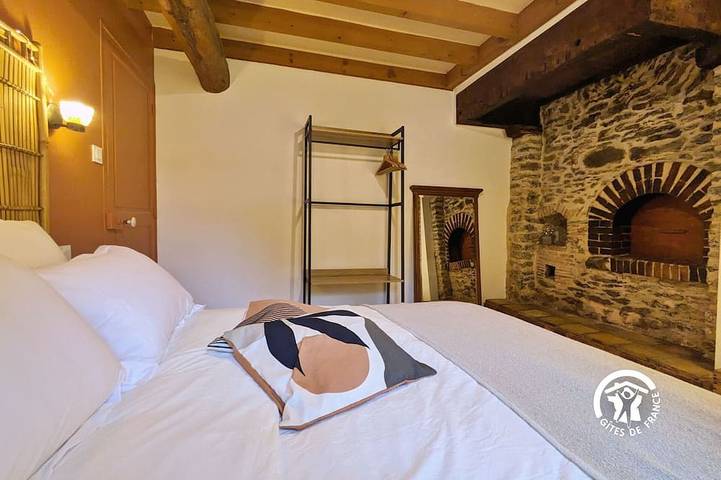 Charmantes Coëvrons: Maison de Campagne Authentique avec Jardin, Idéale pour Familles et Animaux in Saint-Christophe-du-Luat, Mayenne
