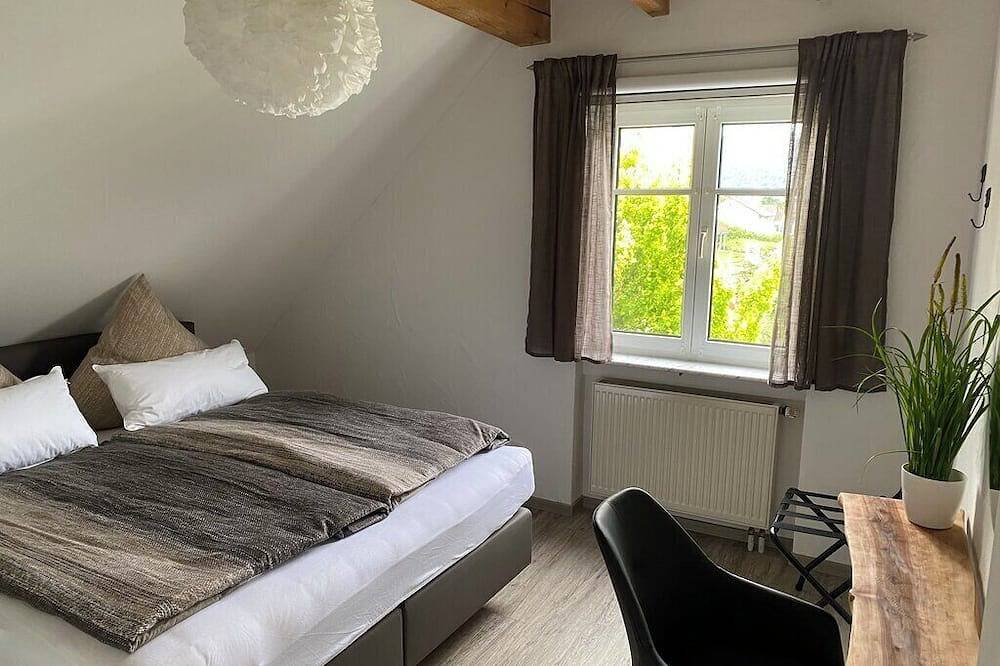 Ganze Wohnung, Exklusive Ferienwohnung (125qm) mit schöner Dachterrasse für 6 Personen in Bürgstadt, Fränkisches Weinland