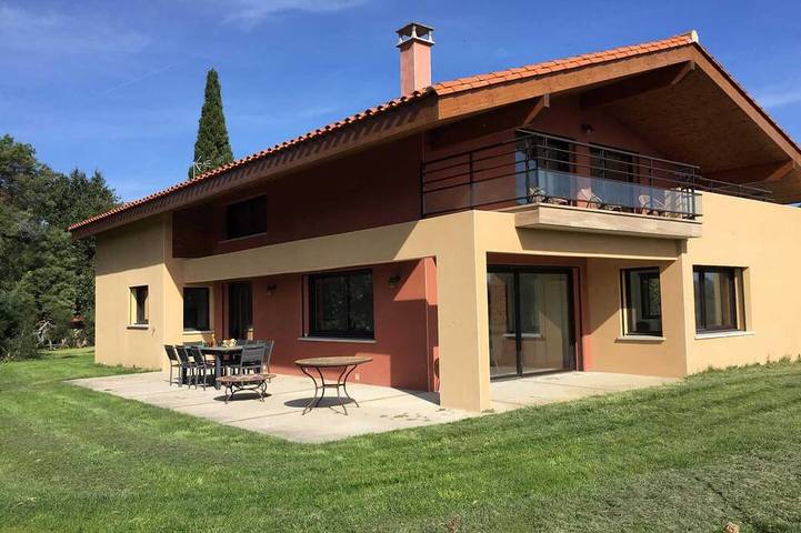 Gîte pour 8 personnes, avec jardin et piscine à Thuir