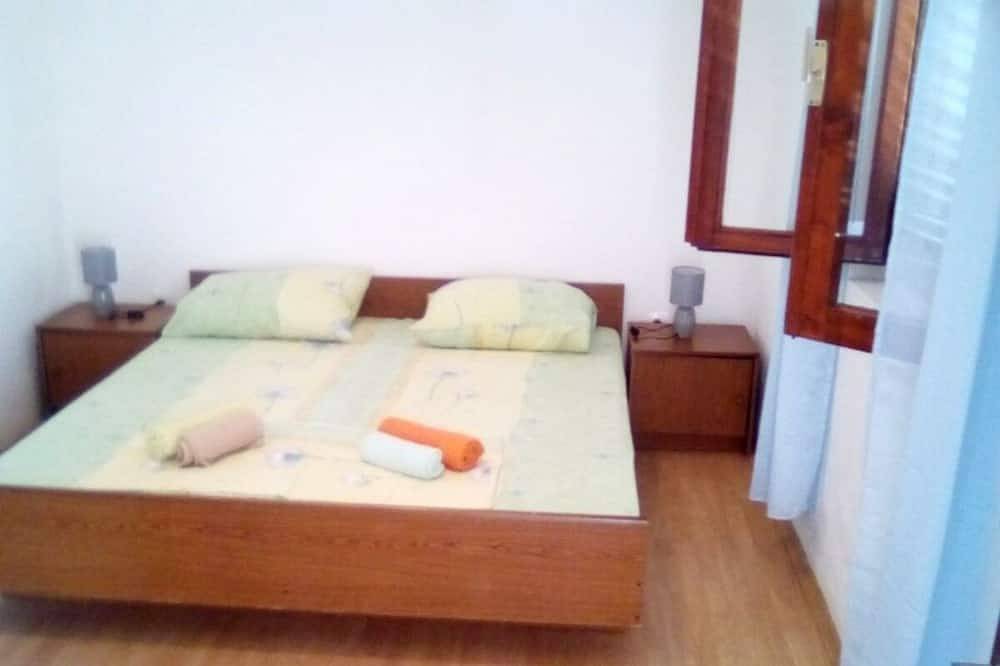 Ganze Wohnung, 3-Zimmer-Ferienwohnung mit Terrasse und Meerblick Zavalatica, Korcula in Čara, Korcula