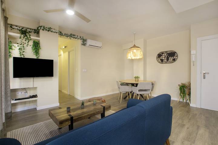 Apartamento entero, Apartamento 'La Mejor Ubicacion Con Parking' con balcón, Wi-Fi y aire acondicionado in Málaga Centro, Málaga