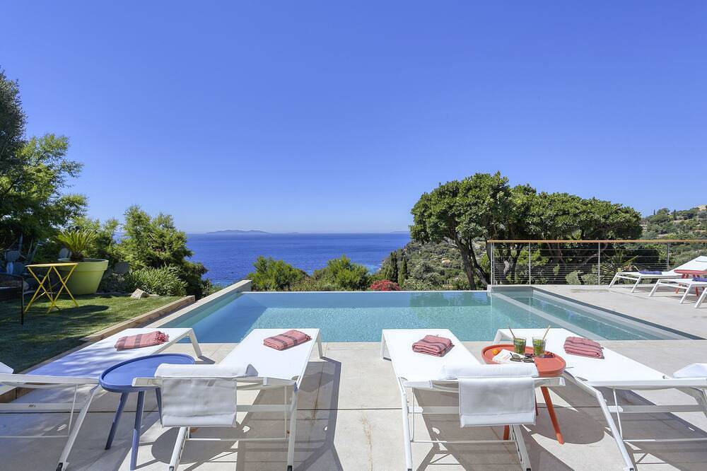 Vue mer spectaculaire / commerces et plage à pied / Luxe in Rayol-Canadel-sur-Mer, Côte méditerranéenne (France)