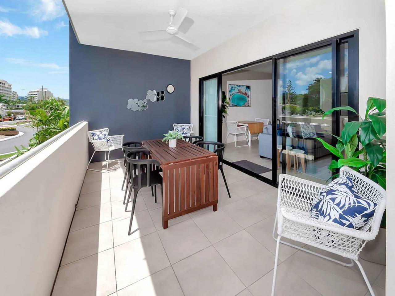 Hel lejlighed, Coastal 2-Bed with Parking & Pool by the Ocean in Cairns North, Cairns