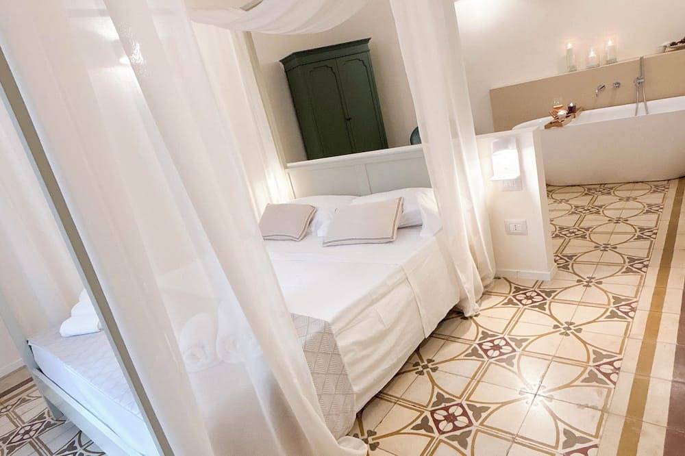 Entire apartment, Essenze di Puglia - Holiday Rental - Superior suite apartment with bathtub in Conversano, Bari Province