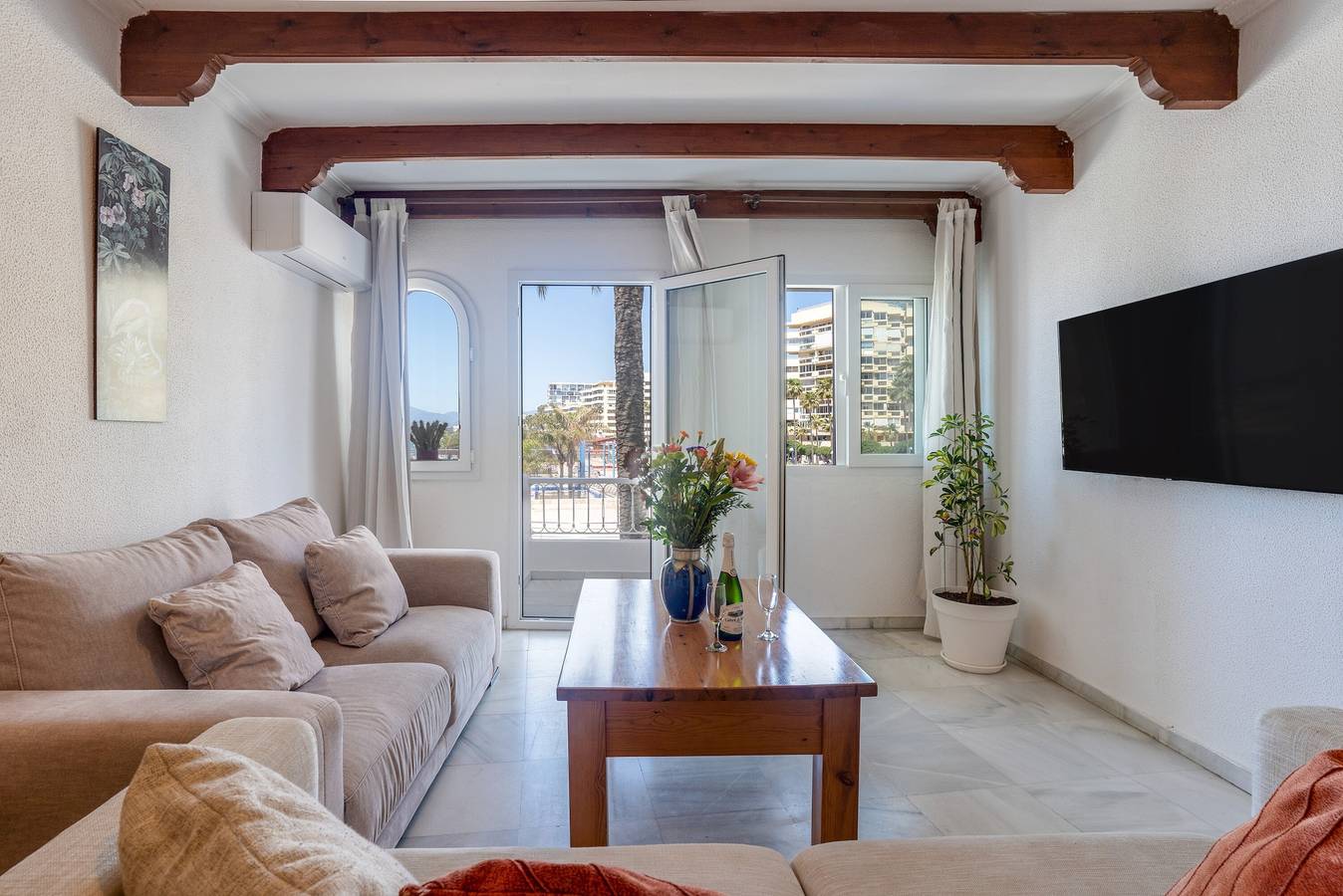 Entire apartment, Comfortable Apartment at Yacht Club with Sea View, Wi-Fi, and Air Conditioning in Marbella Centre, Marbella