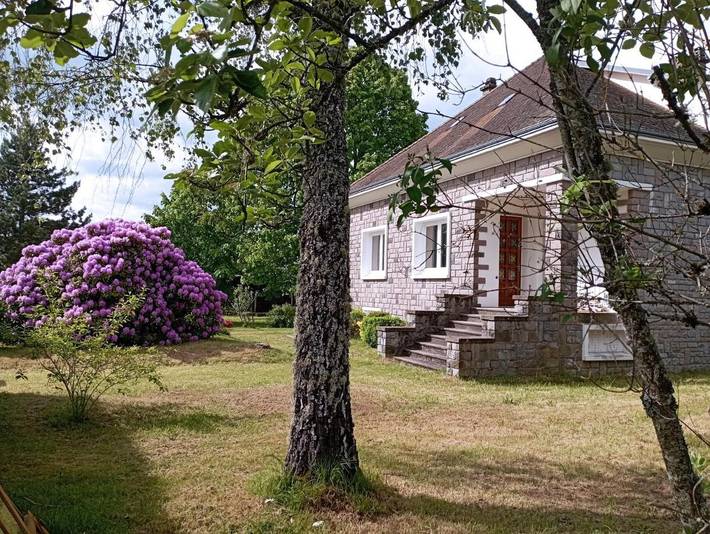 Location de vacances pour 6 personnes, avec jardin à Lanobre - 2