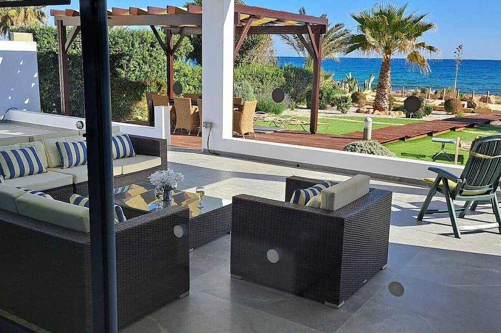 Godetevi il lusso di soggiornare in una grande villa fronte mare - i panorami sono incredibili in Sud di Cipro