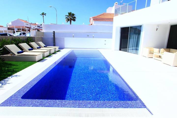 Location de vacances pour 9 personnes, avec piscine ainsi que jacuzzi et jardin dans La Caleta - 4