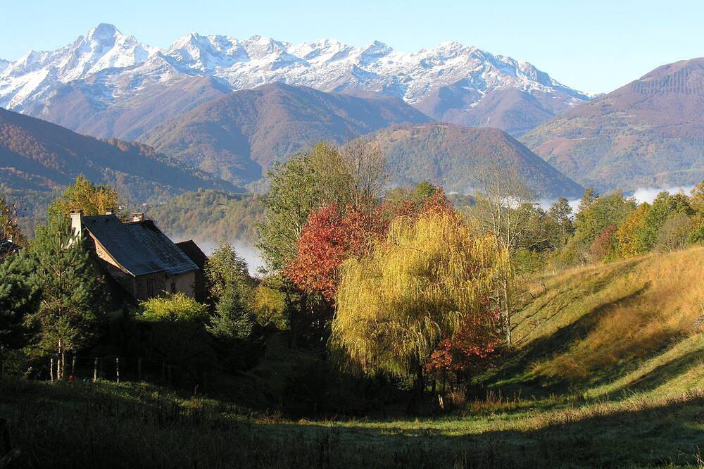 Friedenshafen gegenüber dem Mont Valier 2838 m in Oust, Parc naturel régional des Pyrénées ariégeoises
